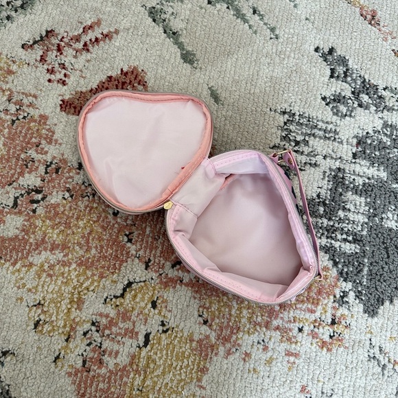Like new Estee Lauder Heart Shaped Zip Cosmetic Bag with handle - Picture 4 of 12